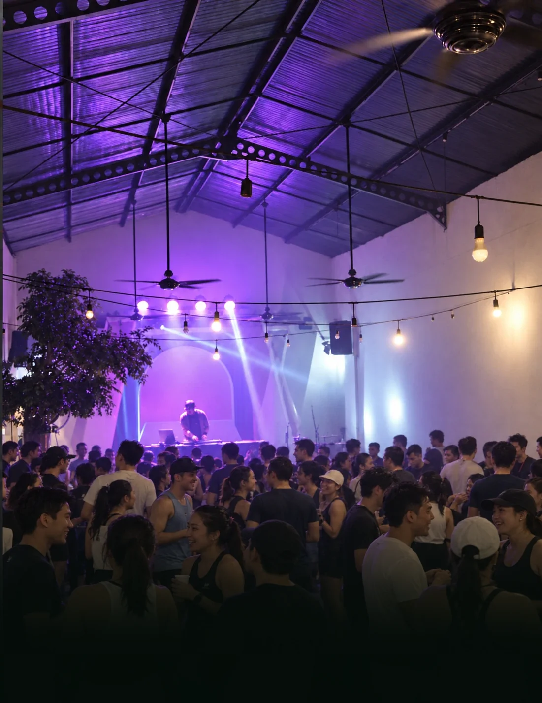 Ilustrasi suasana DJ set di Lokal Folk: DJ di bawah lampu panggung ungu, kerumunan memudar ke gelap