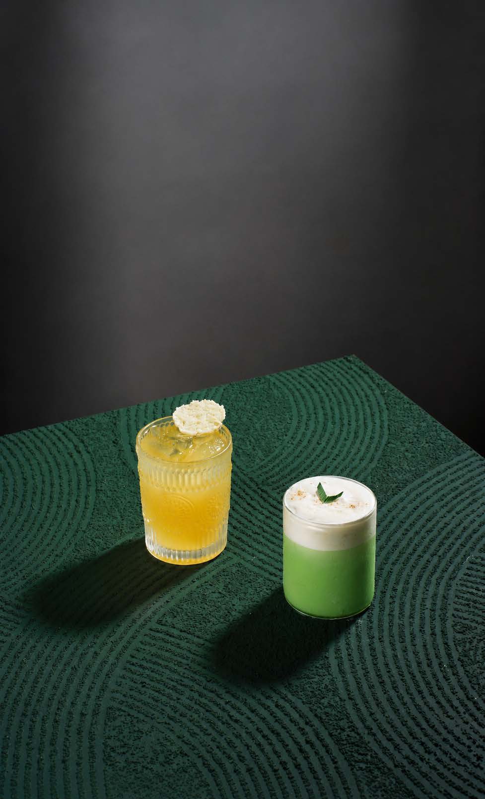 Mocktail Kastengel berwarna kuning dan Klepon Pandan berwarna hijau di Lokal Folk