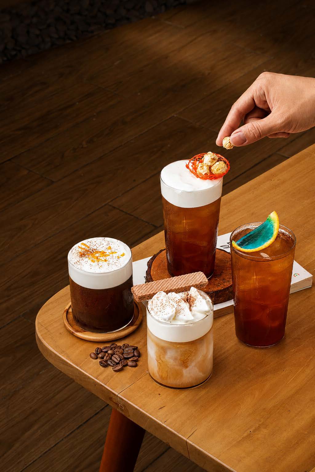 Empat Signature Coffee Lokal Folk, termasuk Mont Blanc di gelas pendek sisi kiri